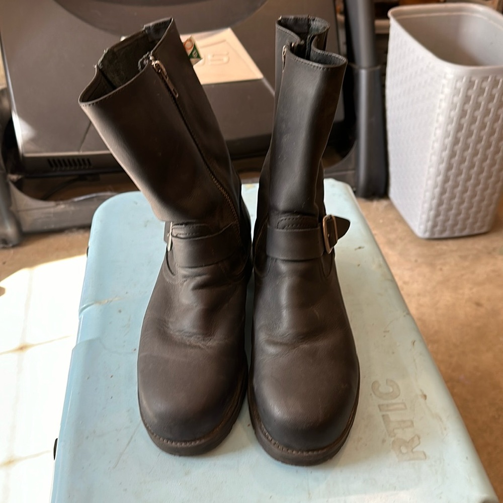 Women’s 8 Steel toe boot. Mellow Walk